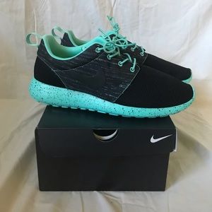 Never Worn Custom Teal Rosche Runs, Size 11